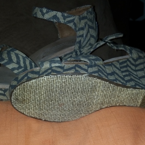 Shoes - Picture 4 of 4